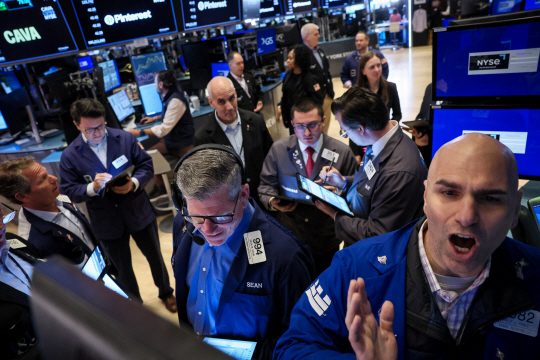 USA-STOCKS/ <YONHAP NO-1009> (REUTERS) 15일 미국 뉴욕 증권거래소에서 거래인들이 업무를 보고 있다. 로이터 연합뉴스