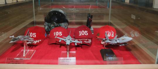 강릉 제18전투비행단 소속 105전투비행대대 역사 전시관에 전시된, 이 부대가 최초로 운용한 제트기  F-5 A/B 프리덤 파이터(Freedom Fighter), 개량형인 F-5 E/F 타이거 Ⅱ, 앞으로 운용하게 될 국산 초음속 전투기 KF-X(KF-21 연구개발 단계 명칭) 모형. 105전투비행대대가 KF-21 보라매 운용 창설부대로 일찌감치 지정됐다. 디펜스타임즈 제공