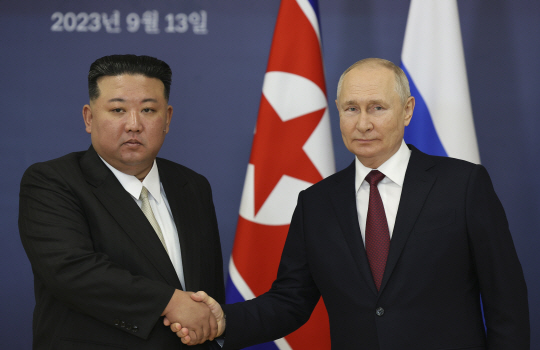 지난해 9월 13일 러시아 아무르주 보스토치니 우주기지에서 열린 북러 정상회담에서 김정은 북한 국무위원장(왼쪽)과 블라디미르 푸틴 러시아 대통령이 기념촬영하고 있다.AP 뉴시스