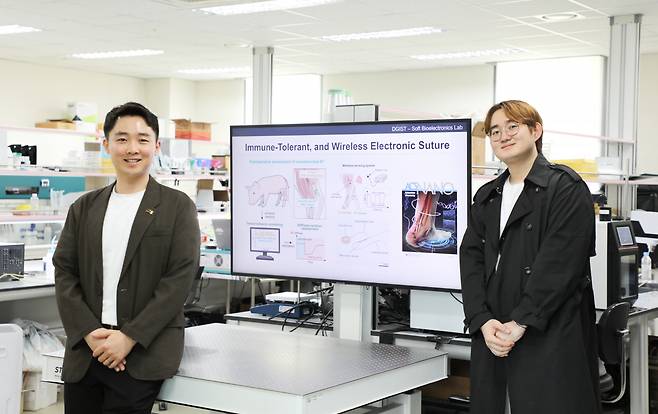 이번 연구를 수행한 이재흥(왼쪽) DGIST 교수와 이무근 석사과정.[DGIST 제공]