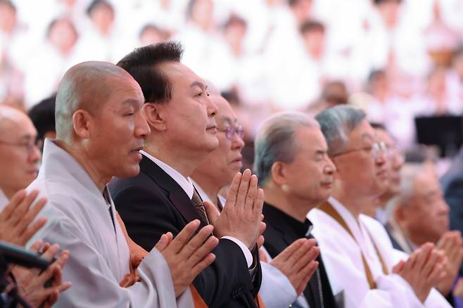 윤석열 대통령이 지난 15일 서울 종로구 조계사에서 열린 불기 2568년 부처님오신날 봉축법요식에 참석해 합장하고 있다. [연합]