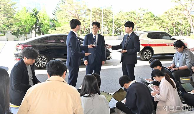 이창수 신임 서울중앙지검장이 16일 오전 서울 서초구 서울중앙지검으로 출근하며 취재진의 질문에 답하고 있다. 임세준 기자