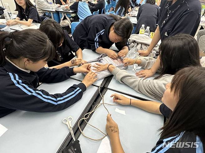 [화성=뉴시스] 안용중학교 학생들이 14일 이공계 융합프로젝트에 참여해 활동하고 있다.(사진=화성오산교육지원청 제공)2024.05.16.photo@newsis.com