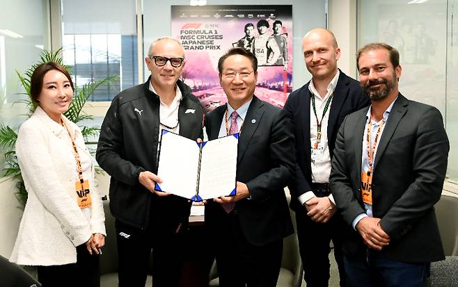 유정복 인천시장이 지난달 6일 F1 스즈카 그랑프리가 열는 일본 스즈카 서킷을 찾아 스테파노 도미니칼리 포뮬라 원 그룹 CEO를 만나 F1 그랑프리 인천유치 의향서를 전달하는 모습. 인천시 제공