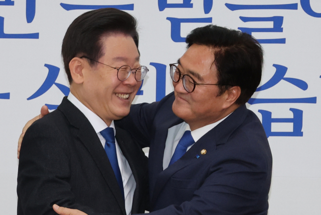 ▲더불어민주당 이재명 대표(왼쪽)와 우원식 국회의장 후보가 16일 오후 서울 여의도 국회 당대표실에서 만나 포옹하고 있다. ⓒ연합뉴스