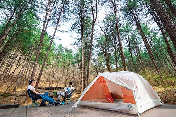 &nbsp; 넉넉한 크기의 나무데크 사이트로 이루어져 있다.
