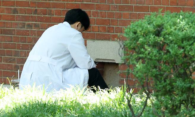 서울 시내의 대형병원에서 한 의료진이 휴식을 취하고 있다. 뉴스1