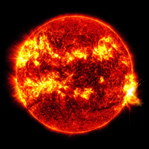 10년 만에 가장 큰 ‘태양 플레어’… 수소폭탄 수천만개 위력 - 미 항공우주국(NASA)이 태양을 실시간으로 관찰하는 태양 활동 관측위성(SDO)을 통해 ‘태양 플레어’(오른쪽 밝은 섬광) 현상을 14일(현지시간) 촬영했다. 태양 플레어는 수소폭탄 수천만개에 해당하는 격렬한 에너지 폭발로 무선통신과 전력망, 항법 신호, 우주선 등에 영향을 준다. 이날 태양은 거의 10년 만에 가장 큰 플레어를 만들어 냈다. NASA 제공