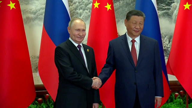 블라디미르 푸틴(왼쪽) 러시아 대통령과 시진핑 중국 국가주석이 16일 베이징에서 만나 악수하고 있다. 로이터연합뉴스