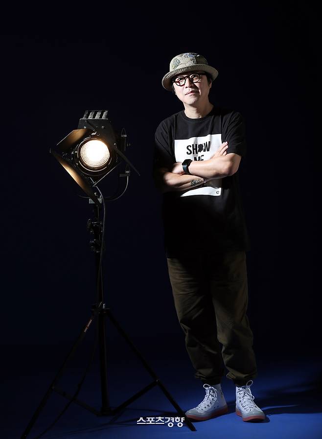 19금 영화 아이콘인 봉만대 감독이 2일 스포츠경향 창간 19주년을 맞아 가진 인터뷰에서 포즈를 취하고 있다. 2024.5.2. 정지윤 선임기자