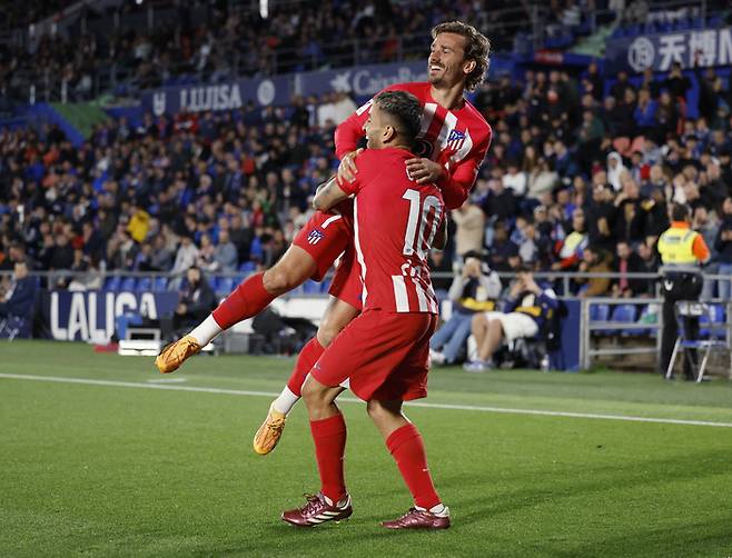 아틀레티코 마드리드 그리즈만이 16일 헤타페전에서 골을 넣고 동료와 포옹하며 기뻐하고 있다. 로이터연합뉴스