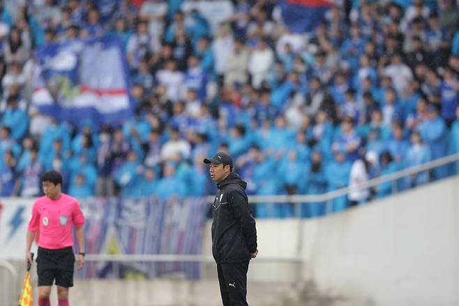 지난 5일 성남FC와의 리그 경기가 열린 탄천종합운동장 좌석을 수원 삼성 서포터들이 가득 채웠다. 프로축구연맹 제공