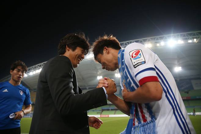 2017년 선수 시절 염기훈과 당시 수원 삼성 감독 서정원. 프로축구연맹 제공