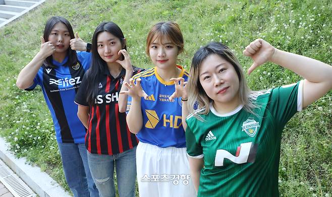 프로축구 여성팬 (왼쪽부터) 김수경, 윤서빈, 진민영, 신예지씨가 13일 서울 중구 스포츠경향 인근에서 각자 응원하는 팀의 유니폼을 입고 인터뷰를 하고 있다. 권도현 기자