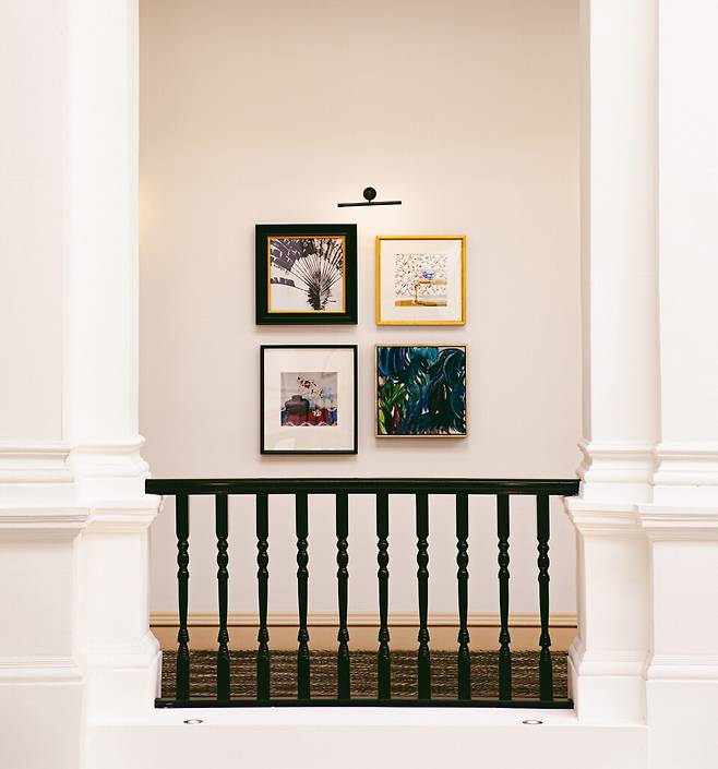 래플스 싱가포르는 고풍스러운 분위기를 유지하는 동시에 지금 왕성하게 활동하는 작가들의 작품들로 호텔을 꾸미고 있다. 과거의 영광에 안주하지 않고, 미래를 향해 나아가고 있음을 알 수 있는 대목이다. 시대에 맞게 변화하는 래플스 싱가포르를 바라보는 것도 호텔을 즐기는 방법 중 하나다