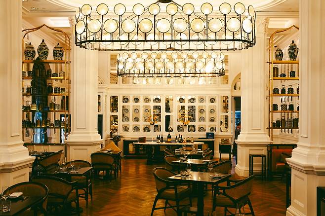 조식 레스토랑이자 인도 음식 전문점인 티핀 룸