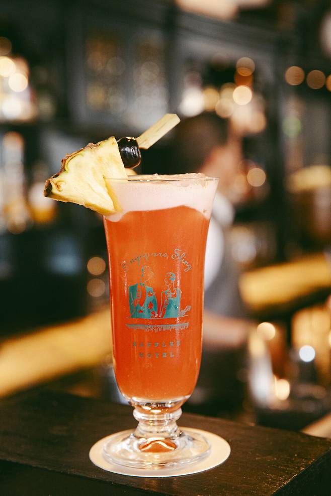 롱 바의 '싱가포르 슬링'. 싱가포르 대표 칵테일이다