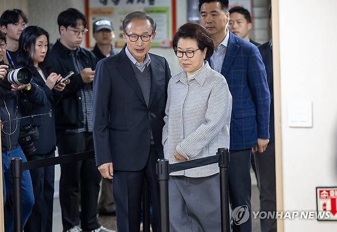 투표소 찾은 이명박 전 대통령 내외 (서울=연합뉴스) 윤동진 기자 = 이명박 전 대통령과 부인 김윤옥 여사가 제22대 국회의원선거일인 지난 4월 10일 오전 투표를 하기 위해 서울 국민연금공단서울남부지역본부에 마련된 논현1동제3투표소로 들어서고 있다. 2024.4.10 mon@yna.co.kr