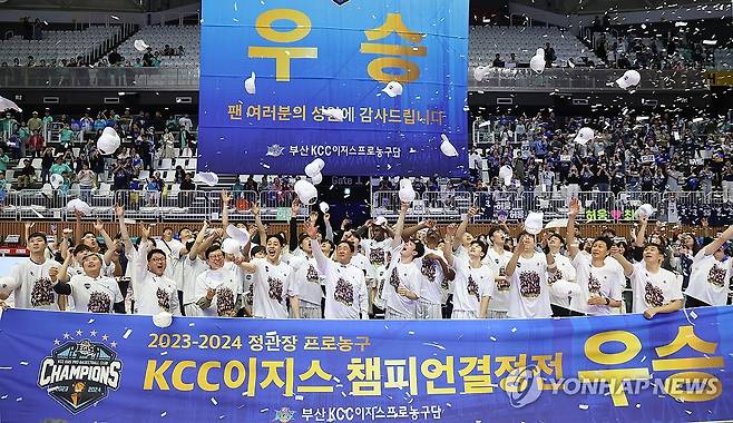 우승 자축하는 KCC (수원=연합뉴스) 홍기원 기자 = 5일 경기도 서수원칠보체육관에서 열린 프로농구 챔피언결정전 5차전 수원 KT 소닉붐과 부산 KCC 이지스의 경기. 이날 경기에서 승리하며 챔피언 자리에 오른 KCC 선수들이 기뻐하고 있다. 2024.5.5 xanadu@yna.co.kr