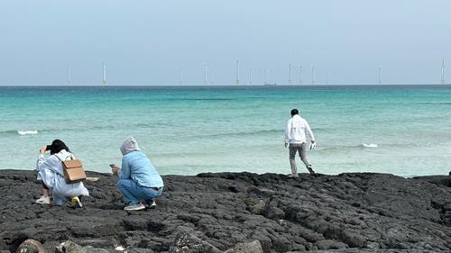 제주도 협재해수욕장 뒤로 건설 중인 한림해상풍력발전단지 [촬영 차대운]