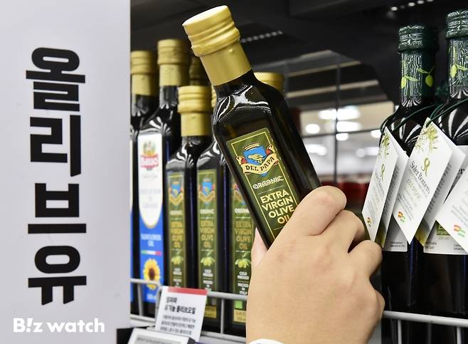 국제 올리브유 가격이 급등하면서 국내 식품사들이 올리브유 제품 가격 인상에 나서고 있다. 사진은 한 대형마트의 올리브유 진열대 모습./사진=이명근 기자 qwe123@