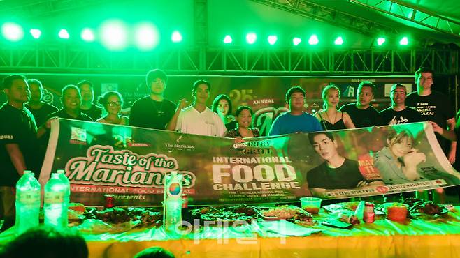 빨리 먹기 대회인 ‘OMG 인터내셔널 푸드 챌린지’ 참가자들이 행사를 마친 후 기념사진을 찍고 있다.
