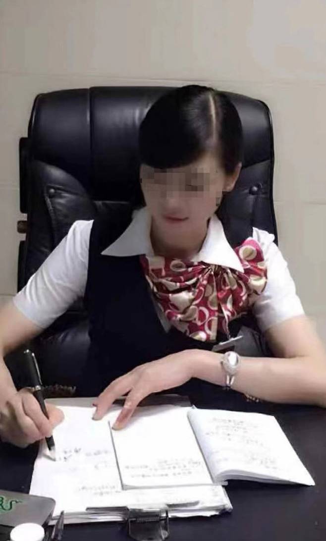 중국우정저축은행에서 매니저로 일하던 탕자오샹으로부터 사기를 입었던 피해자 중 한명이 2021년 찍었던 탕자오샹의 모습. (사진=바이두 홈페이지 화면 갈무리)