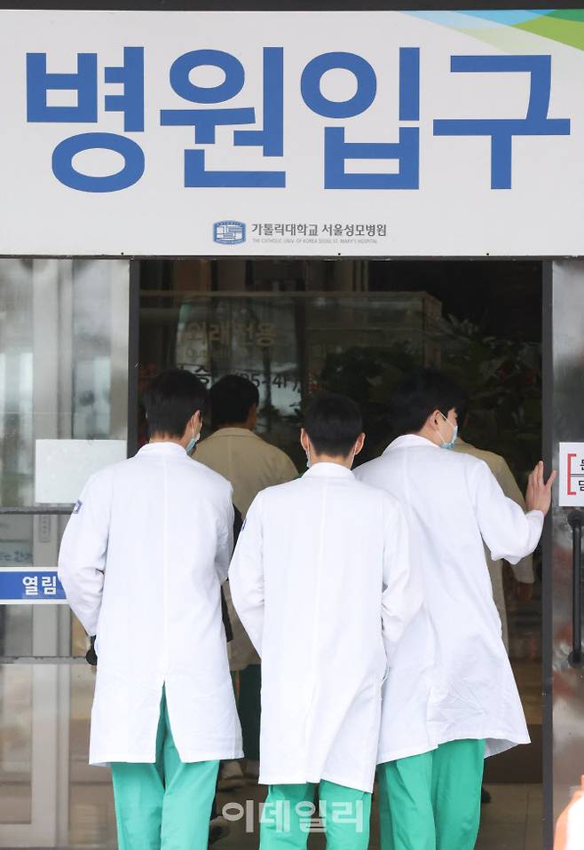 [이데일리 이영훈 기자] 서울 한 대형병원에서 의료진들이 이동하고 있다.