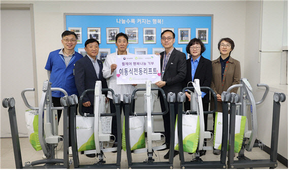 중앙보훈병원 노상익 병원장 직무대행(왼쪽)과 서울정민학교 오재준 교장(오른쪽)이 기념촬영을 하고 있다.