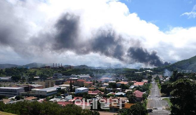 지난 15일 검은 연기가 피어오르는 누벨칼레도니 수도 누메아 (사진=연합뉴스)