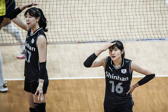 한국 여자배구 대표팀 정호영(좌)-정지윤, FIVB