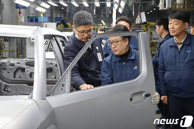 윤몽현 광주글로벌모터스 대표이사(왼쪽 두번째)가 캐스퍼 생산라인을 점검하고 있다.(GGM 제공) ⓒ News1