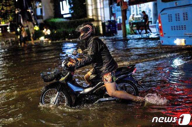 18일(현지시간) 태국 수도 방콕 시내가 폭우로 물에 잠겨 있다. 2022.05.18 ⓒ AFP=뉴스1 ⓒ News1 정윤미 기자