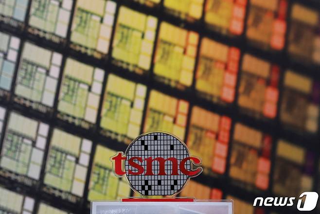 세계 최대 반도체칩 파운드리 업체인 대만의 TSMC 로고. ⓒ 로이터=뉴스1 ⓒ News1 최서윤 기자
