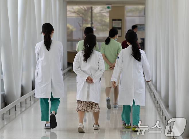 17일 오전 서울 시내의 한 대학병원에서 의료진들이 발걸음을 옮기고 있다. 2024.5.17/뉴스1 ⓒ News1 이재명 기자