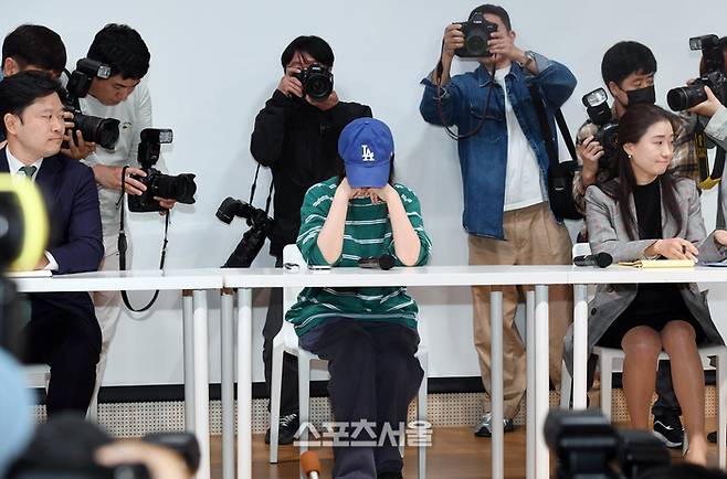 경영권 탈취 시도 의혹을 받고 있는 민희진 어도어 대표가 25일 오후 서울 서초구 한국컨퍼런스센터에서 기자회견을 시작하기 전 플래시와 셔터 세례에 마이크를 내려놓고 입을 닫고 있다. 2024. 4. 25. 박진업 기자 upandup@sportsseoul.com