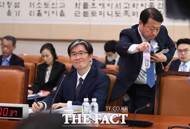 '라벨 붙은 생수도 치우기'