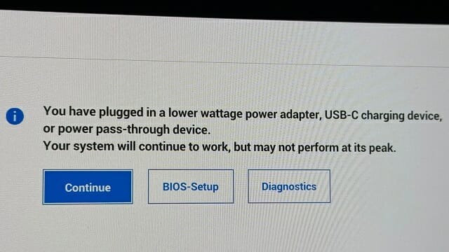 65W급 USB-C 충전기를 연결하면 '제 성능을 내지 못할 수 있다'는 경고문이 표시된다. (사진=지디넷코리아)