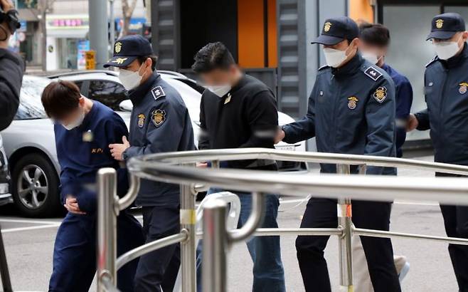 영풍제지 주가조작 일당이 지난해 11월 서울남부지법에 출석하고 있다. (사진=연합뉴) [이미지출처=연합뉴스]