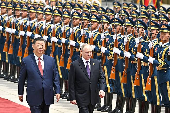 중국을 국빈 방문한 블라디미르 푸틴(오른쪽) 러시아 대통령이 16일 베이징에서 시진핑 국가주석과 함께 의장대를 사열하고 있다./러시아 대통령 공보실