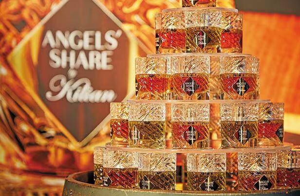킬리안 파리에서 가장 인기 있는 향수 ‘엔젤스 셰어’. 꼬냑 병을 연상시키는 고급스러운 향수병 디자인과 매력적인 꼬냑 향으로 전 세계 니치 향수(niche perfume) 애호가들을 사로 잡았다.
