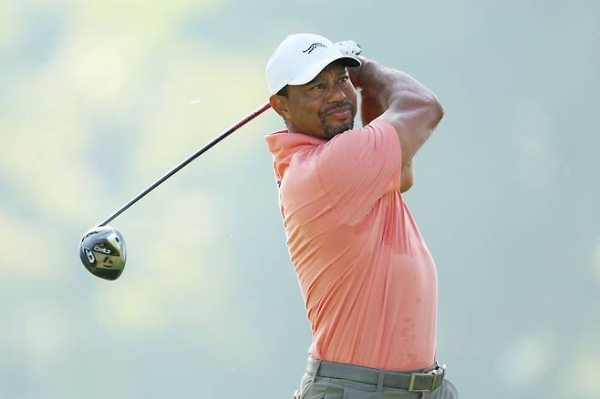 타이거 우즈가 17일 미국 켄터키주 발할라 골프클럽에서 열린 PGA 챔피언십 1라운드 12번홀에서 티샷을 하고 있다./AFP 연합뉴스