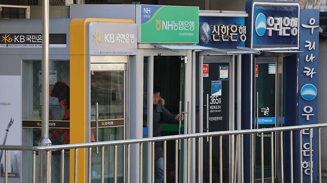 사진은 서울 시내 시중은행 ATM 기기를 이용하는 시민들의 모습./뉴스1