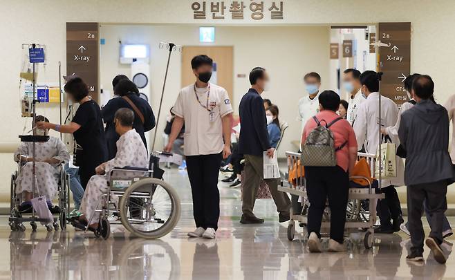 서울 시내 한 대형병원이 환자, 내원객, 의료진으로 붐비고 있다. /연합뉴스