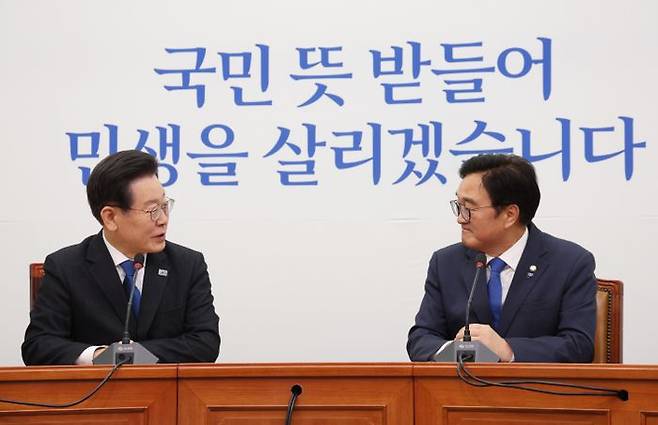 이재명 더불어민주당 대표가 16일 국회에서 국회의장 경선에서 승리한 우원식 의원을 만나 인사말을 하고 있다. ⓒ뉴시스