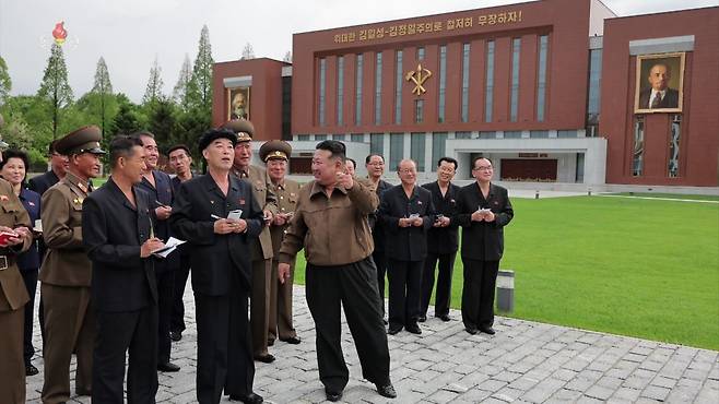 김정은 북한 국무위원장이 지난 15일 새로 완공된 조선노동당 중앙간부학교를 현지지도를 했다고 17일 조선중앙TV가 보도했다. (사진=조선중앙TV 캡처)