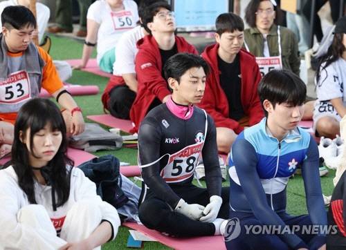 전 쇼트트랙 국가대표 곽윤기가 12일 오후 서울 반포한강공원 잠수교에서 열린 '2024 한강 멍때리기 대회'에 참가하고 있다. [연합뉴스]