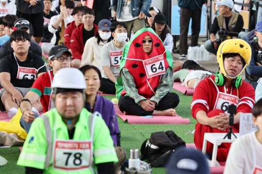 12일 오후 서울 반포한강공원 잠수교에서 열린 '2024 한강 멍때리기 대회'에서 참가자들이 멍때리고 있다. [연합뉴스]