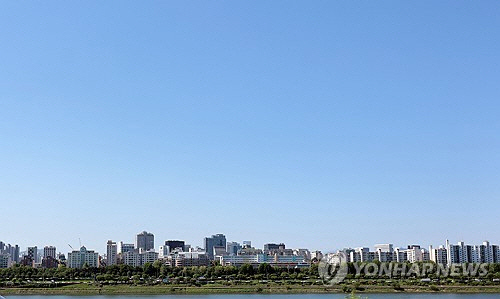 비가 그치고 맑은 날씨를 보인 지난 8일 오전 서울 한강 위로 하늘이 푸르다.  [연합뉴스]