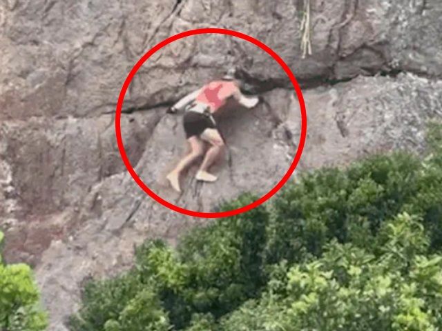 베트남에서 등산객 일행이 제대로 된 장비 없이 맨손으로 수십 미터 높이의 바위산을 올라가는 영상이 소셜미디어(SNS)에 공개돼 논란이 됐다. 출처=@tuoitre